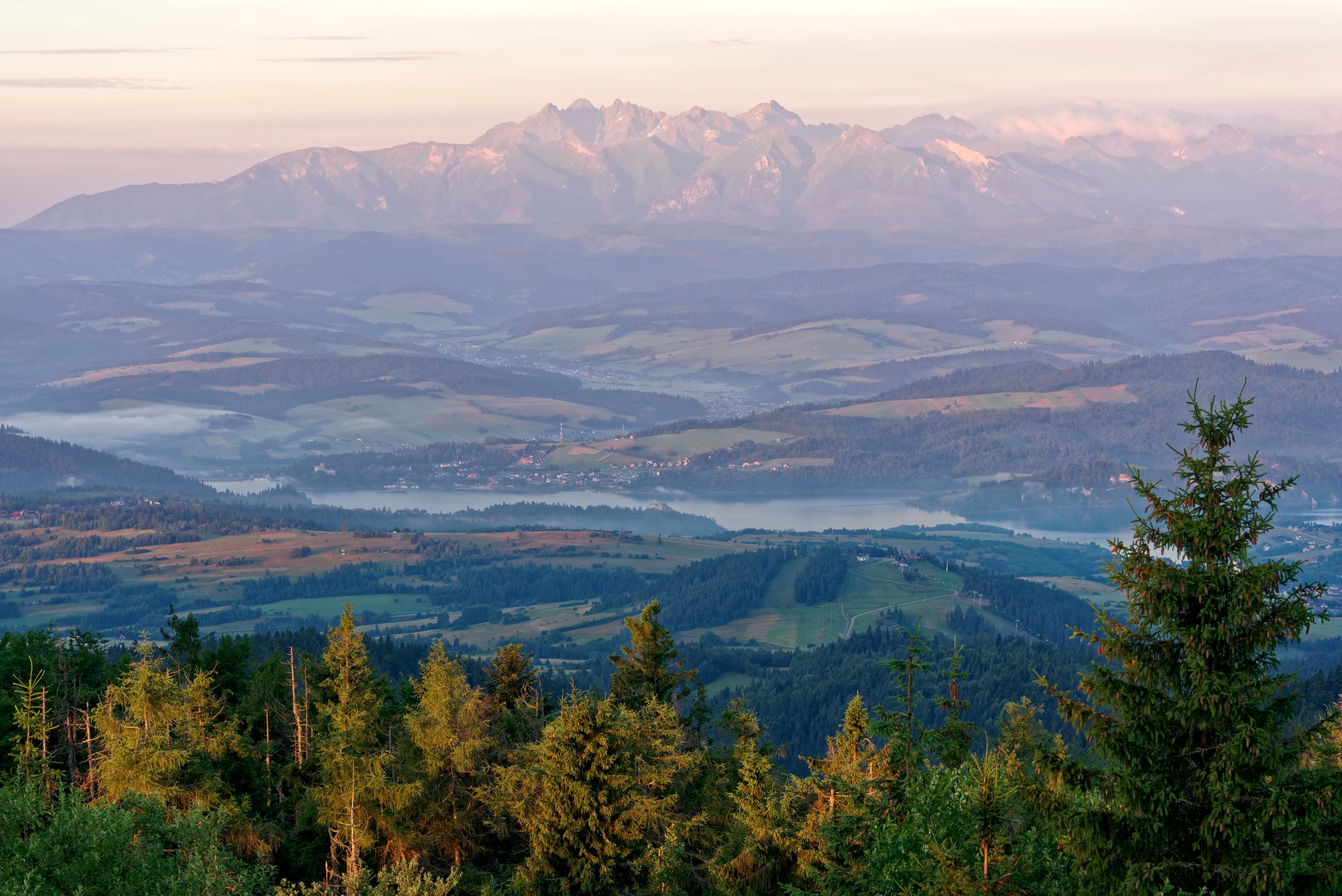 Widok na Tatry i Jezioro Czorsztynskie, Lubań, Gorce